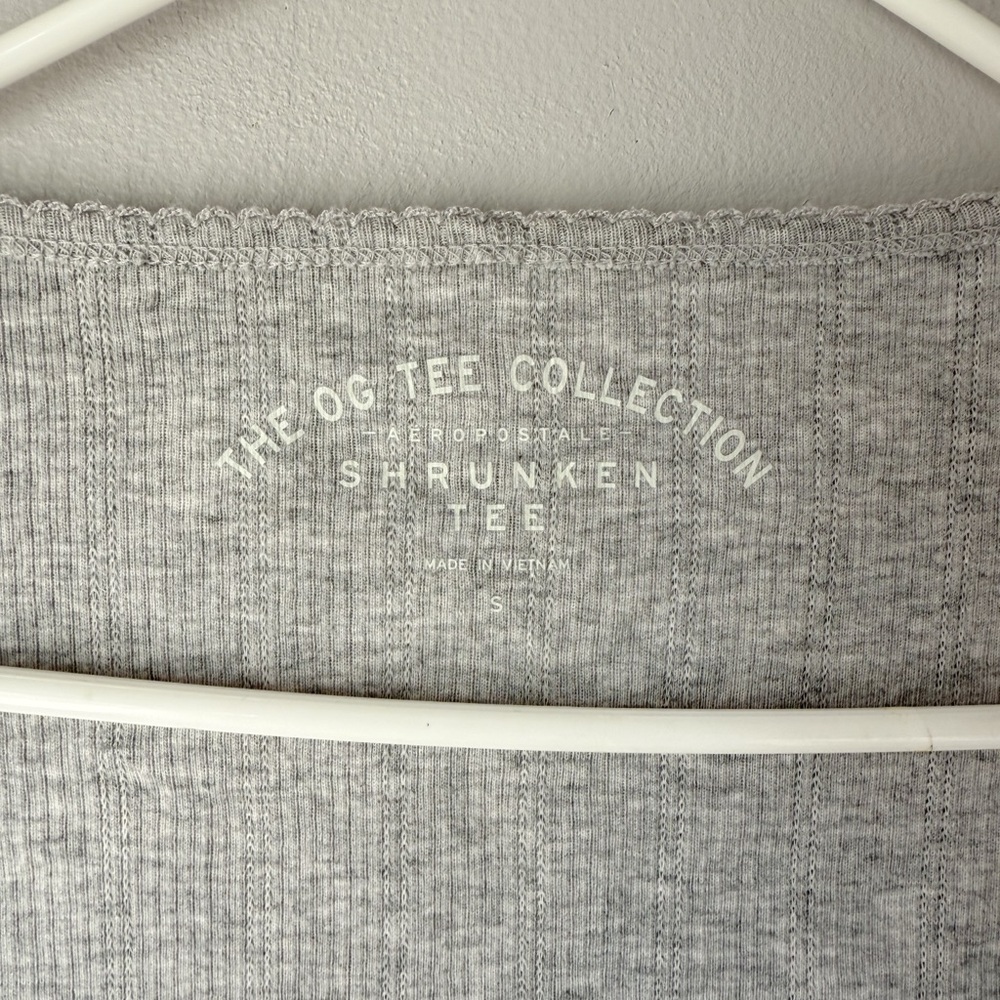 Aeropostale Women’s Gray Ribbed Short Sleeve Henley Tee With Lettuce Edge - Picture 5 of 5